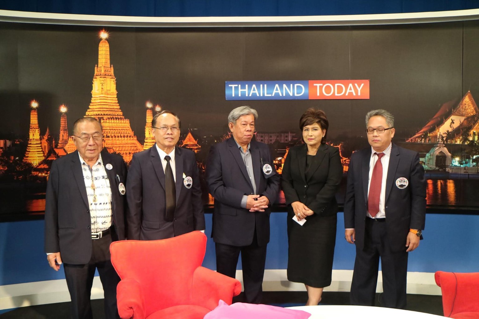 ภาพหมู่ภายหลังการบันทึกรายการ